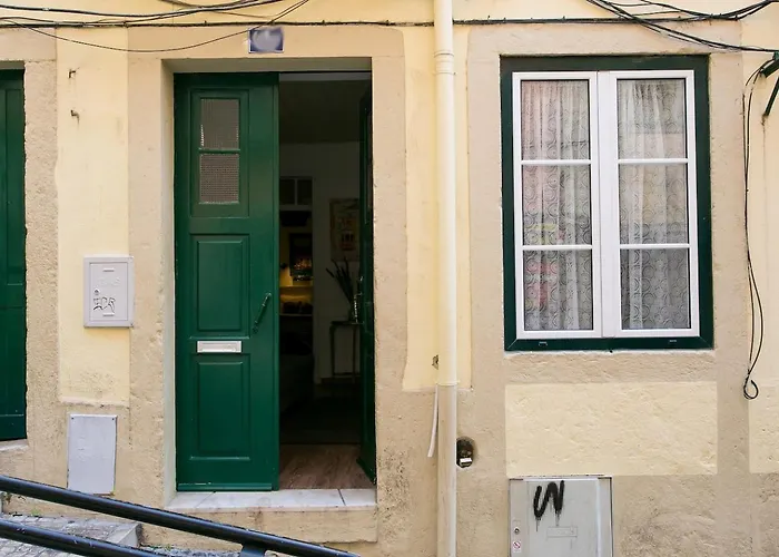 The Funicularist - In Historic Bica Appartement